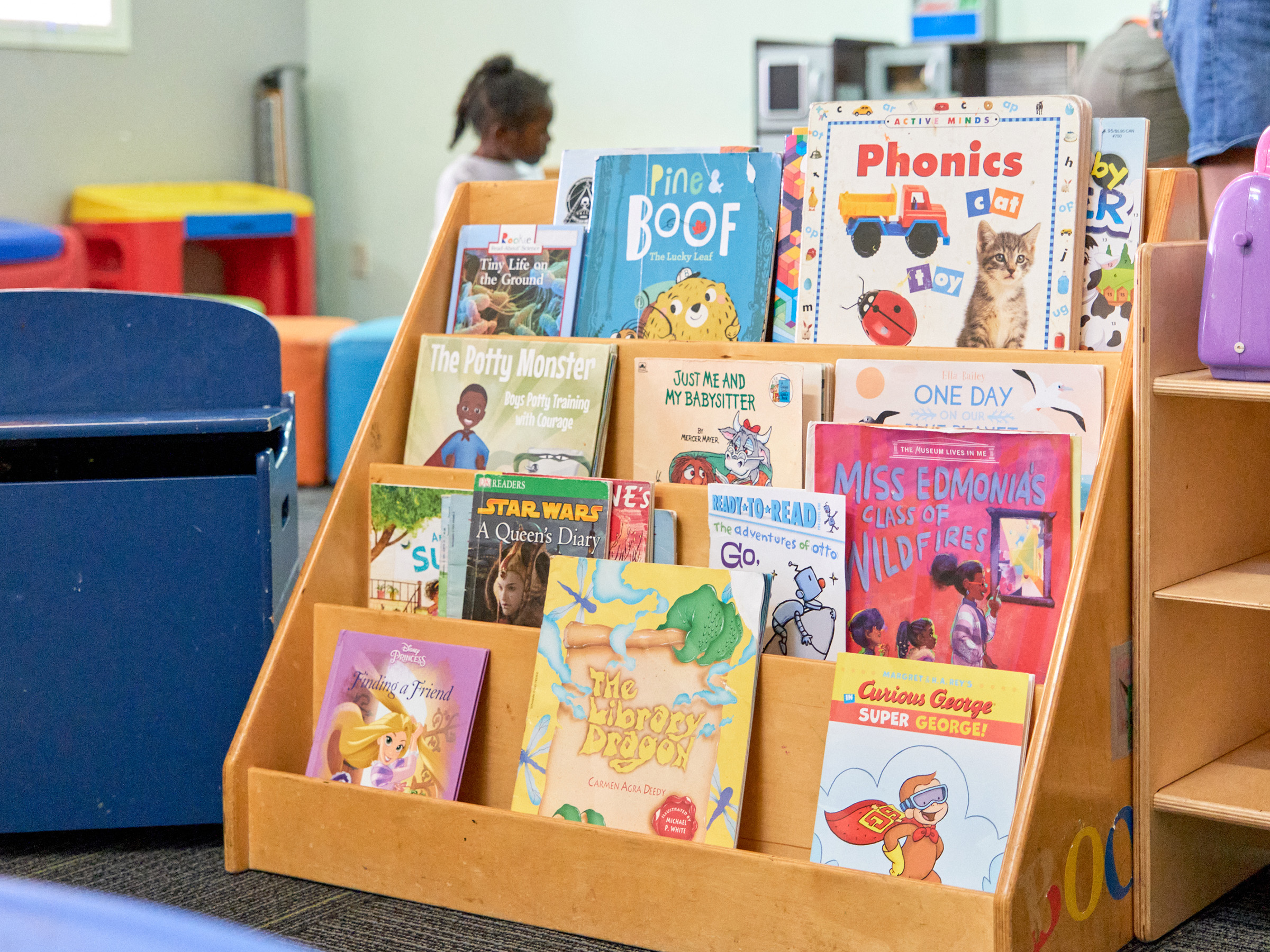 Una estantería llena de coloridos libros infantiles.